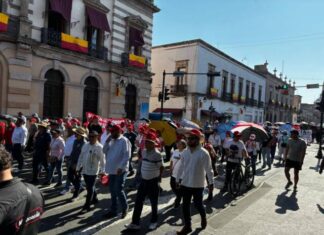 Sindicatos salen a las calles a exigir respeto a derechos laborales