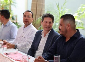 Alfonso Martínez Alcázar felicita a madres trabajadoras del Sindicato de Limpia y del Ooapas
