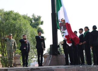 Morelia honra su historia y a quienes la defienden en ceremonia de izamiento por su 485 Aniversario