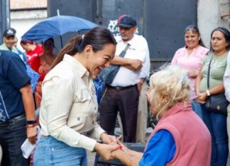 Mónica Valdez escucha a vecinos de la colonia Anáhuac y se compromete a seguir mejorando servicios básicos