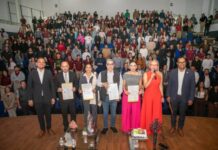 A ESTAR INFORMADOS E INCIDIR EN LA GENERACIÓN DE POLÍTICAS PÚBLICAS EN FAVOR DE MÉXICO, LLAMA EL PERIODISTA FERNANDO COCA A ESTUDIANTES DE LA UMSNH