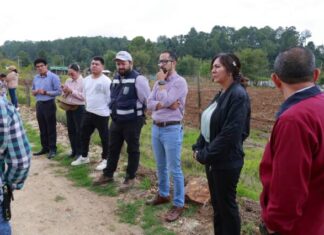 Yankel Benítez supervisa caminos rurales junto con la Saderm