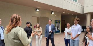 Se reúne Alfonso Martínez Alcázar con jóvenes de la Universidad Estatal de Sacramento