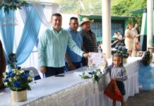 Acompaña Vicente Gómez graduaciones en el Distrito XIX