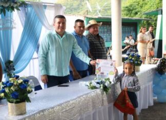 Acompaña Vicente Gómez graduaciones en el Distrito XIX