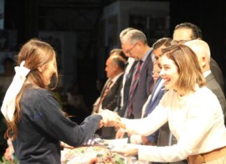 Acompaña Brissa Arroyo como madrina de generación a egresados de la Técnica 3