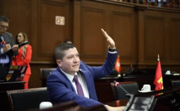 Vicente Gómez propone legislar sobre la violencia digital