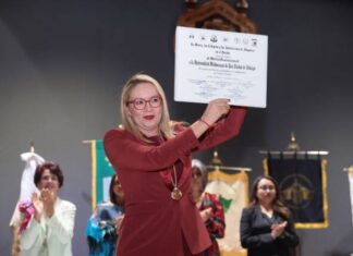 UMSNH, RECIBE LA VENERA AL MÉRITO INSTITUCIONAL EN EL FORTALECIMIENTO DEL ESTADO DE DERECHO POR PARTE DE LA COMUNIDAD JURÍDICA
