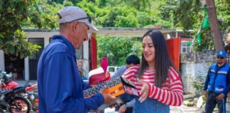 Entrega Mónica Valdez equipo a personal Obras Públicas y mantiene apoyo permanente a las familias de Zacapu