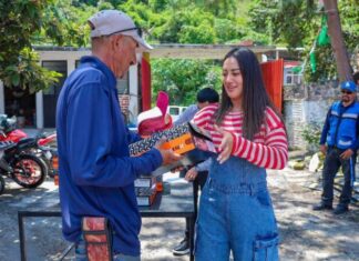 Entrega Mónica Valdez equipo a personal Obras Públicas y mantiene apoyo permanente a las familias de Zacapu