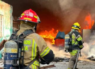 Controlan incendio en fábrica de estopas en colonia Precursores de la Revolución, en Morelia