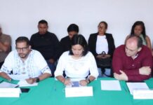 Eréndira Isauro y Conrado Paz, de la Comisión de Derechos Indígenas y Afroamexicanos, se reúnen con integrantes de comunidades del estado