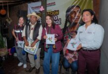 Gladyz Butanda teje comunidad con artesanas de punto de cruz de San Francisco Uricho