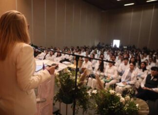 A CONDUCIRSE CON ÉTICA Y VOCACIÓN DE SERVICIO, LLAMA YARABÍ ÁVILA A EGRESADOS DEL ÁREA DE LA SALUD