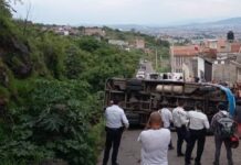 Atiende CRUM a lesionados tras volcadura de camión de pasajeros en Morelia