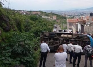 Atiende CRUM a lesionados tras volcadura de camión de pasajeros en Morelia