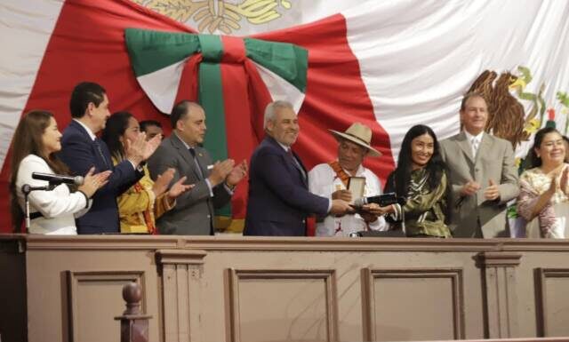 Reconoce Congreso, 500 años de resistencia y modelo de paz y defensa del bosque en Zitácuaro, con entrega de presea a comunidades Mazahua