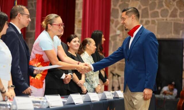 A NO PERDER SUS RAÍCES, LLAMA YARABÍ ÁVILA A EGRESADAS Y EGRESADOS DE IDIOMAS