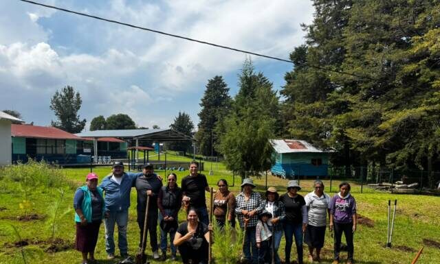 Alfonso Martínez acompaña a vecinas y vecinos de Atécuaro en jornada de reforestación