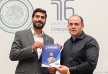 Poncho Chávez entrega Segundo Informe de Actividades Legislativas ante la Mesa Directiva del Congreso