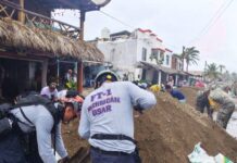Entre costales y olas, Playa Azul resiste el embate de “Polo”