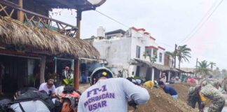 Entre costales y olas, Playa Azul resiste el embate de “Polo”