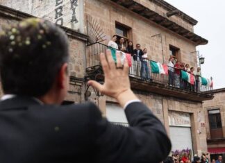 Familias morelianas llenan de color el Centro Histórico durante desfile por el natalicio de Morelos