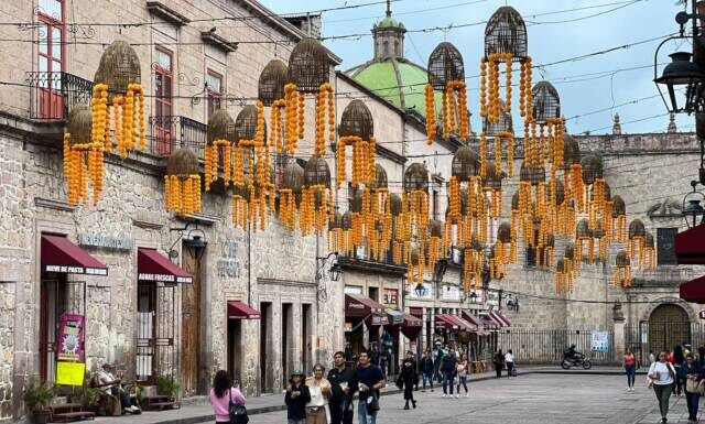 Morelia se viste de tradición para celebrar el Día de Muertos