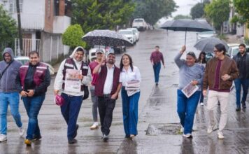 Ni la lluvia frenó a Gladyz Butanda que se acercara con habitantes de San Isidro Itzícuaro