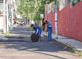 Ooapas sustituye tubería de drenaje obstruida por basura en la colonia Leandro Valle