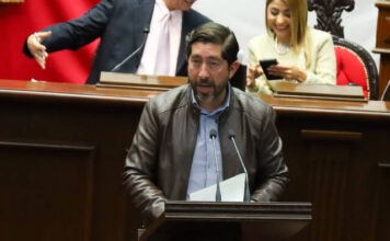 Abraham Espinoza presenta iniciativa para prohibir que niñas y niños viajen sin protección en motocicletas