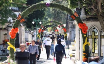En Día de Muertos, recibe Panteón Municipal a familias con orden, limpieza y servicios